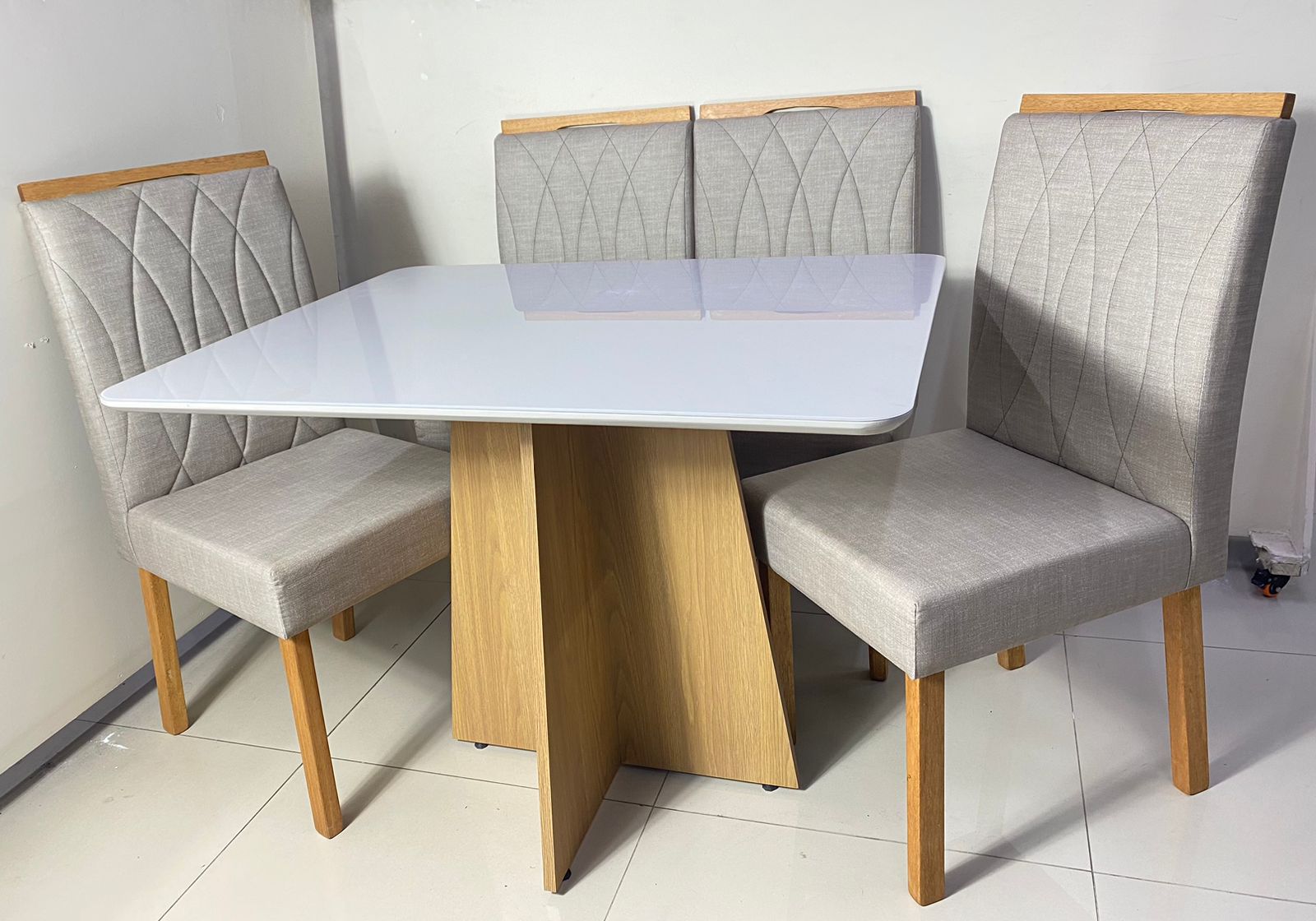 Mesa Narnia  90x90 Tampo Malaga MDF/Vidro Base Decor com 4 cadeiras